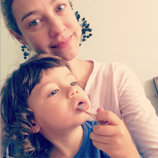 No colo da mãe e tomando leitinho de colher... Que delícia! (Foto: Reprodução - Instagram)