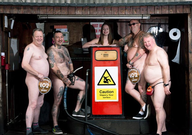 Os motoristas da Trentbarton posam sensuais em posto de gasolina (Foto: The Grosby Group)