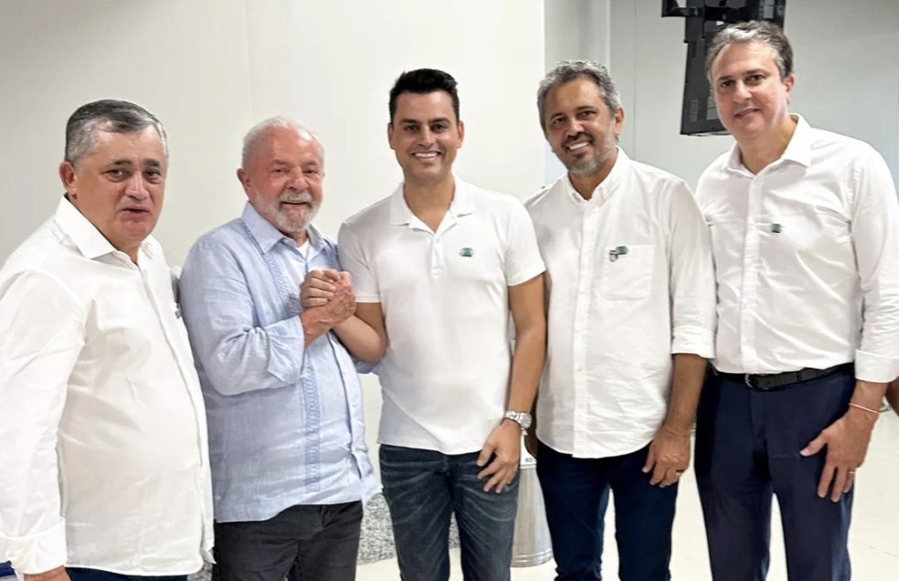 O deputado federal Yury do Paredão ao lado do presidente Lula, do ministro da Educação, Camilo Santana, do líder do governo na Câmara, o deputado Zé Guimarães, e do governador do Ceará, Elmano de Freitas — Foto: Reprodução