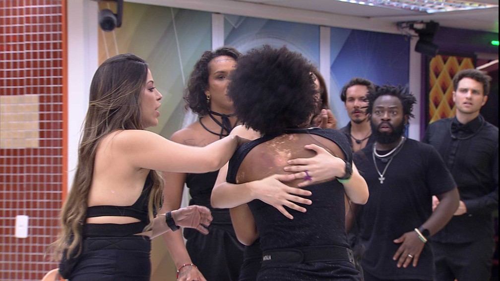 Brothers se surpreendem com confusão entre sisters durante a Festa do Líder Lucas — Foto: Globo