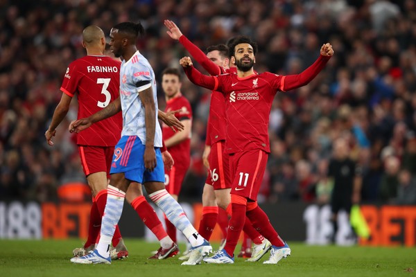 Jogadores do Liverpool celebrando um dos gols da vitória de 4 a 0 em cima do Manchester United pela Premier League (Foto: Getty Images)