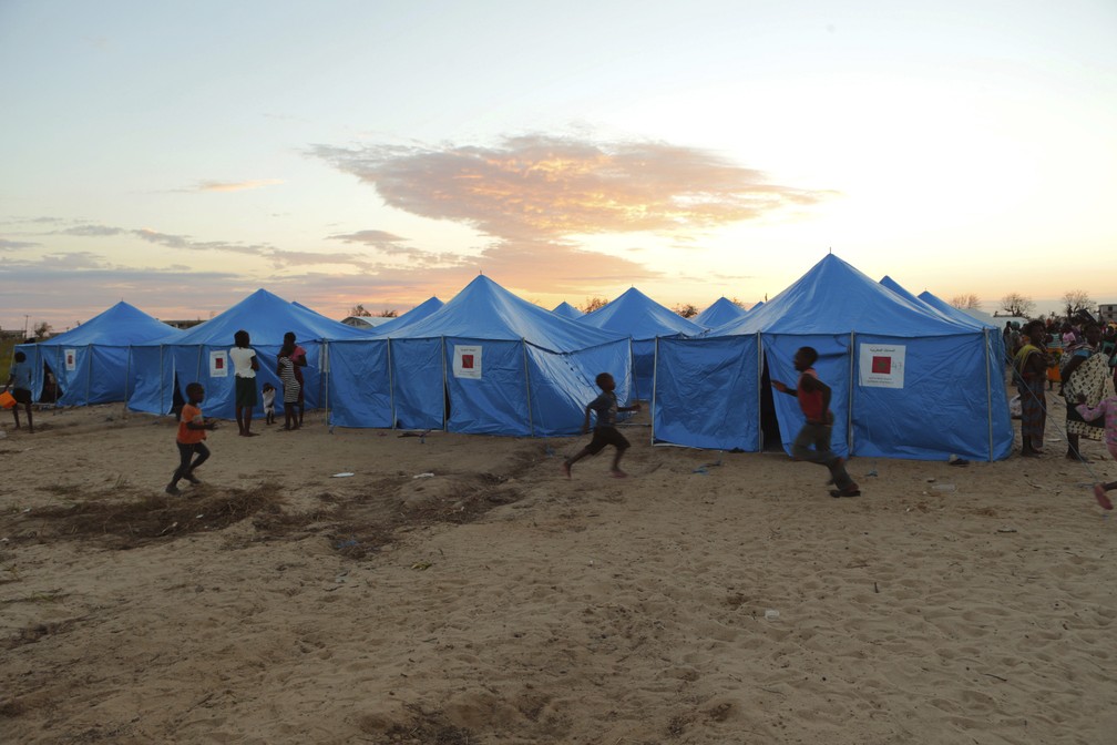 Crianças brincam em campo de desabrigados por passagem do ciclone Idai em Beira, Moçambique — Foto: Tsvangirayi Mukwazhi/AP Photo