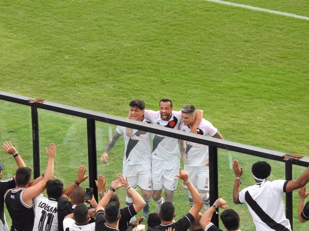 Cano, Nenê e Pec comemoram abraçados com a galera o primeiro gol do Vasco contra o Coritiba — Foto: Fred Gomes