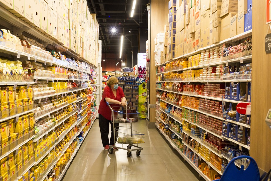Consumidora diante das prateleiras de um supermercado em São Paulo: preços estão subindo acima de dois dígitos há 10 meses