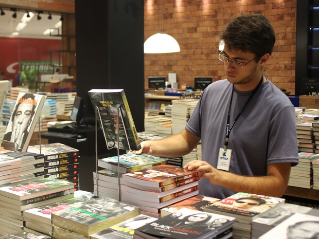 O estudante Matheus Carvalho conseguiu o primeiro emprego em um livraria do shopping. (Foto: Rivângela Gomes/G1)