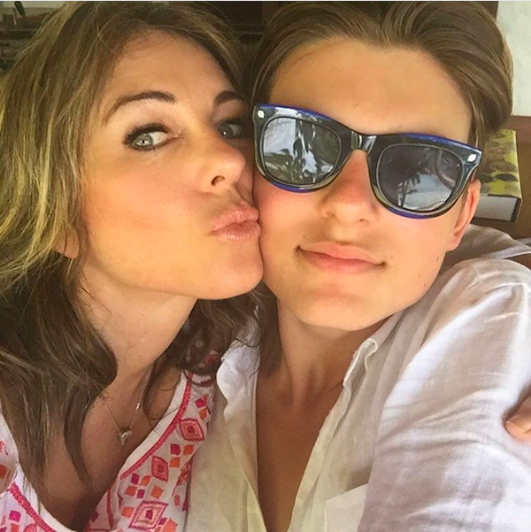A atriz Elizabeth Hurley com o filho de 15 anos (Foto: Instagram)