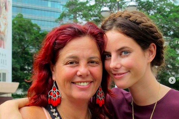 A atriz Kaya Scodelario com a mãe brasileira (Foto: Instagram)