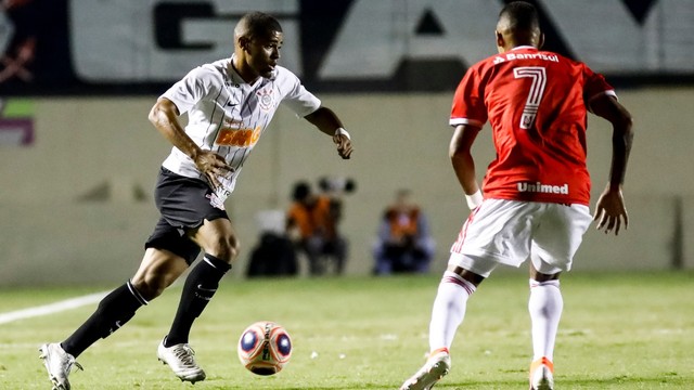 Daniel Marcos, do Corinthians, e Matheus Monteiro, do Inter