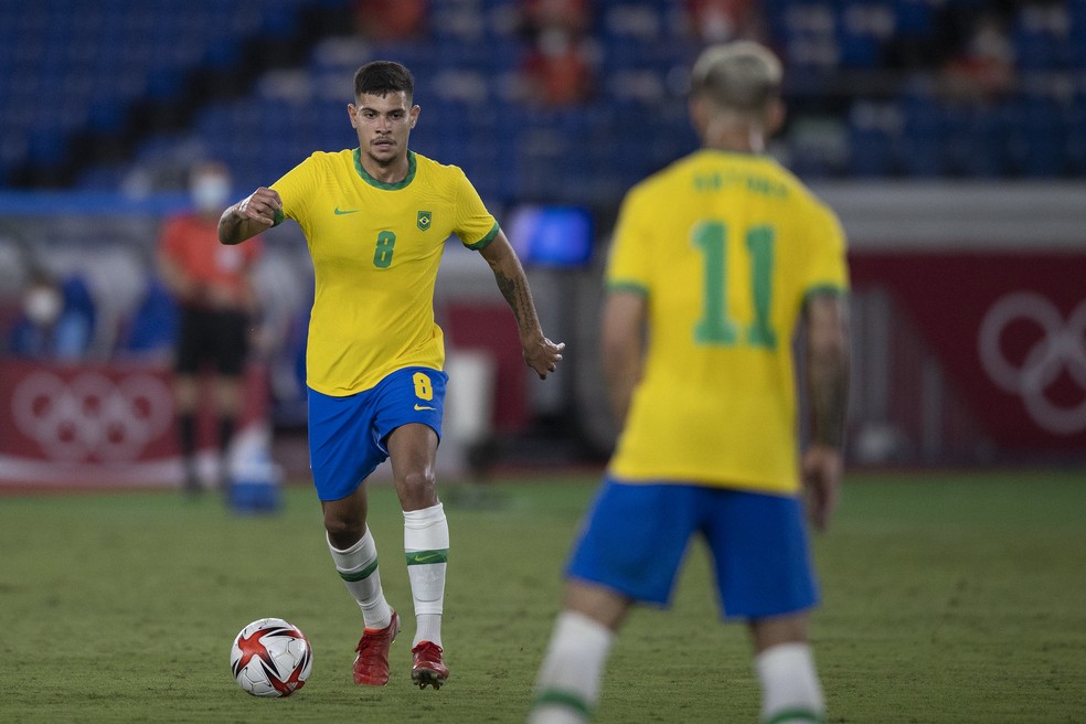 Bruno Guimarães procura Antony. Dupla se destacou no Japão — Foto: Lucas Figueiredo / CBF