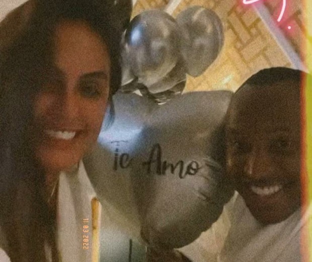 Thiaguinho comemora os 39 anos com a namorada, Carol Peixinho (Foto: Reprodução/Instagram)