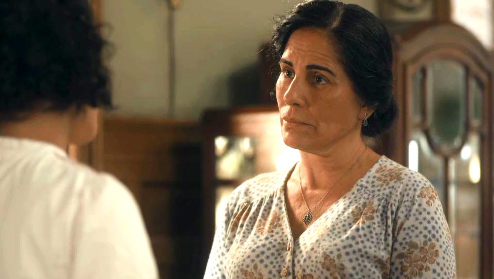 Lola (Gloria Pires) se deixa convencer por Inês (Carol Macedo) em 'Éramos Seis' — Foto: Globo