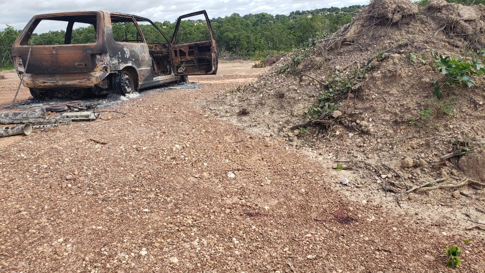 Foi encontrado rastros de sangue na região onde o carro está — Foto: Polícia Civil/Divulgação