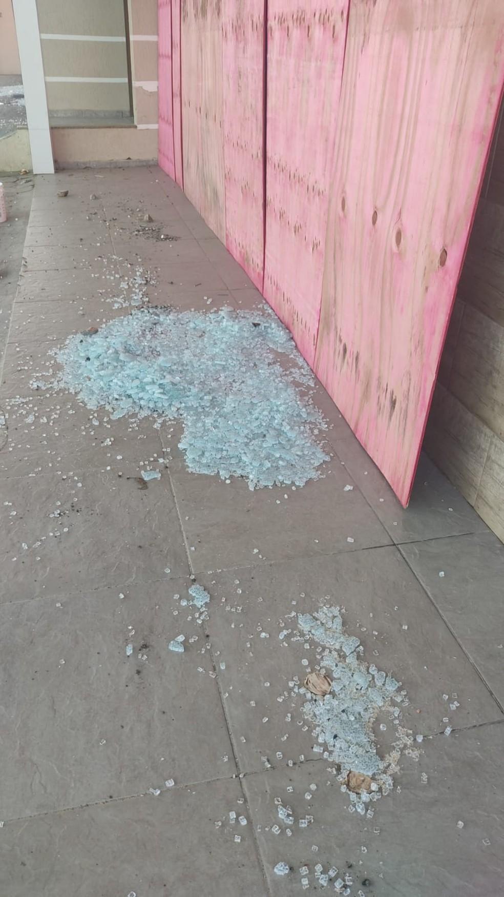 Cacos de vidro e tapume em mercado depredado em Palhoça — Foto: Polícia Militar/Divulgação