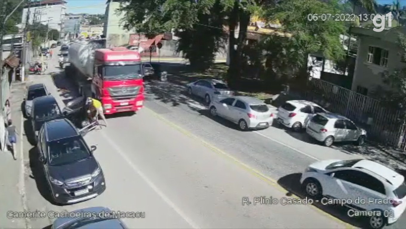 Motorista abre porta de carro e joga motociclista embaixo de caminhão no RJ; VÍDEO 