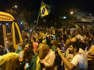 Dezenas de manifestantes estão em frente à Justiça Federal em Curitiba (Foto: Alberto D´Angele/RPC)