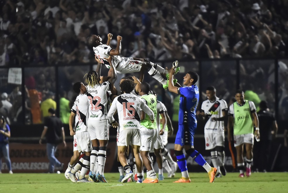 Jogadores do Vasco jogam Eguinaldo para cima após a vitória sobre o CRB — Foto: André Durão / ge