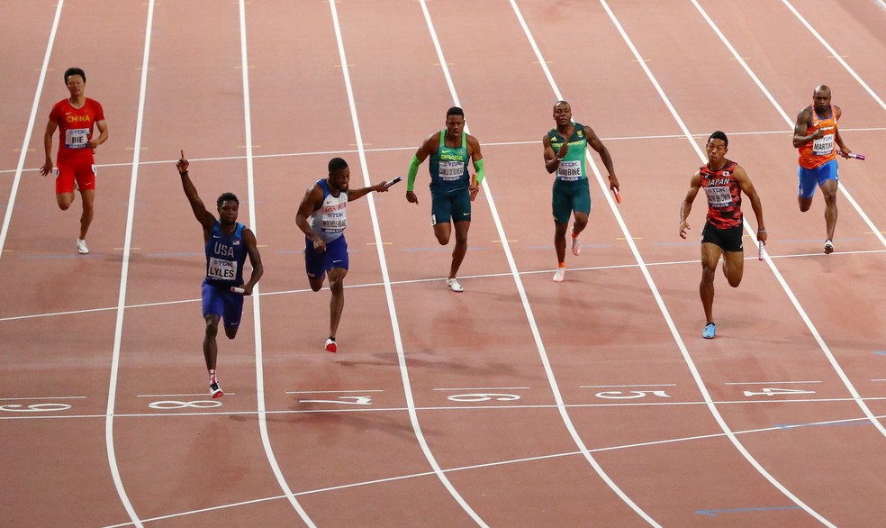 Momento da chegada da final do revezamento 4x100m do Mundial de Doha — Foto: Ahmed Jadallah/Reuters