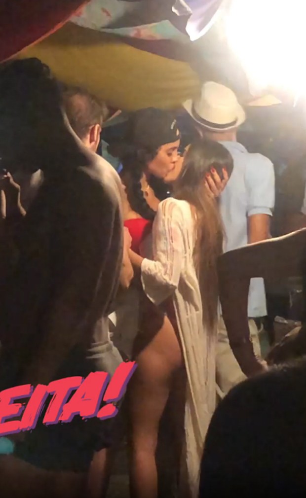 Aline Mineiro foi vista dando beijão em morena, em Maceió (Foto: Reprodução / Instagram Mercia Poderosa)