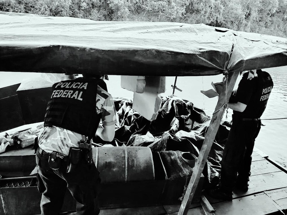 Polícias durante ação de combate a garimpo ilegal no Campo das Vertentes — Foto: Polícia Federal/Divulgação