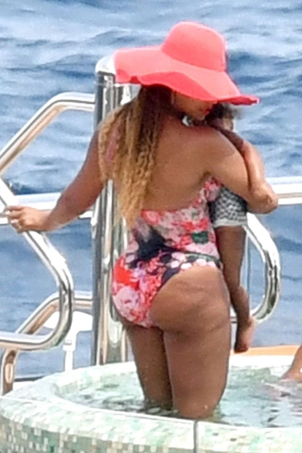 ** RIGHTS: ONLY UNITED STATES, BRAZIL, CANADA ** Capri, ITALY  - *PREMIUM-EXCLUSIVE* Singer Beyonce and husband rapper Jay Z pictured relaxing together in the jacuzzi on their luxury yacht while on holiday in Capri. The Carters were seen taking a dip in t (Foto: BACKGRID)