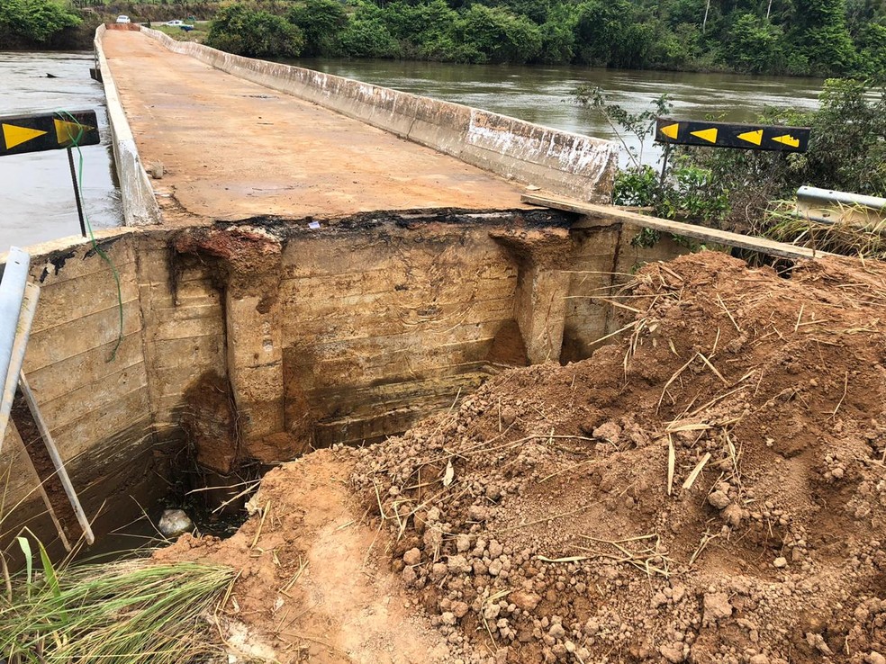 Ponte da RO-259 havia ficado submersa em Alto Paraíso — Foto: Rede Amazônica/Reprodução