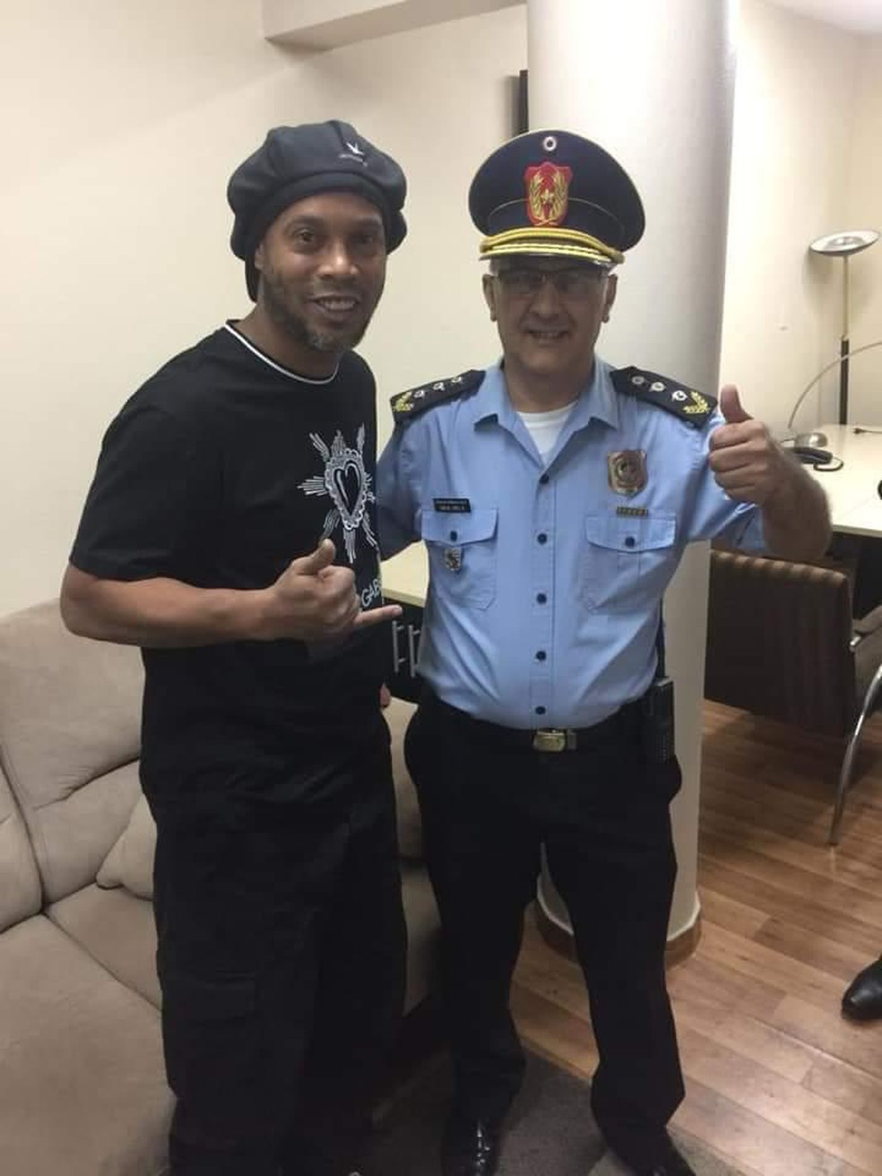 Ronaldinho Gaúcho tira foto com oficial da polícia do Paraguai — Foto: Reprodução Twitter