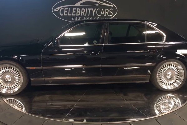O carro no qual o rapper Tupac foi baleado em setembro de 1996 (Foto: Divulgação)
