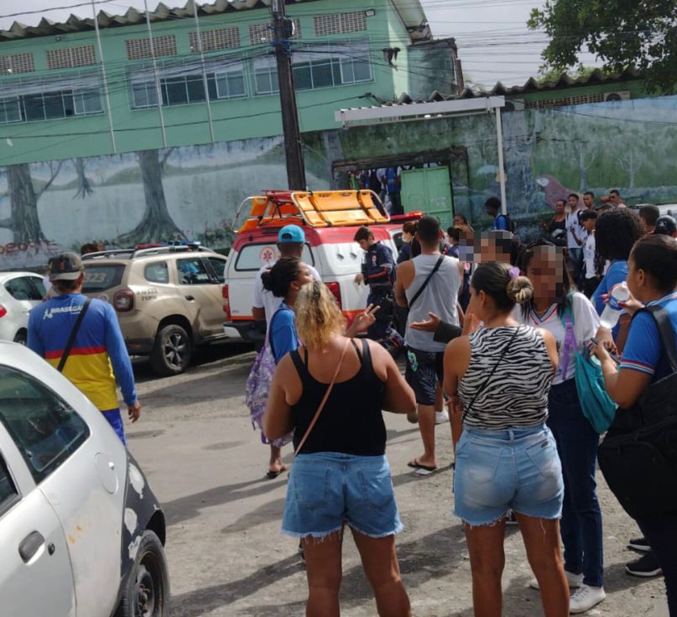 Estudante é levado para delegacia após invadir escola em Salvador com faca — Foto: Reprodução/Redes Sociais