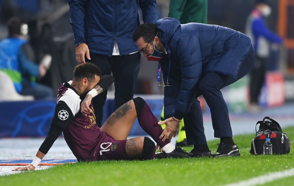 Neymar recebe atendimento médico durante Basaksehir x PSG — Foto: REUTERS/Ozan Kose