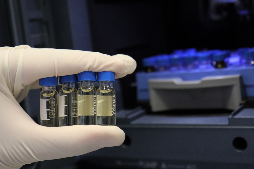Pesquisa da USP analisou urina humana para detectar medicamentos no organismo — Foto: Henrique Fontes/IQSC