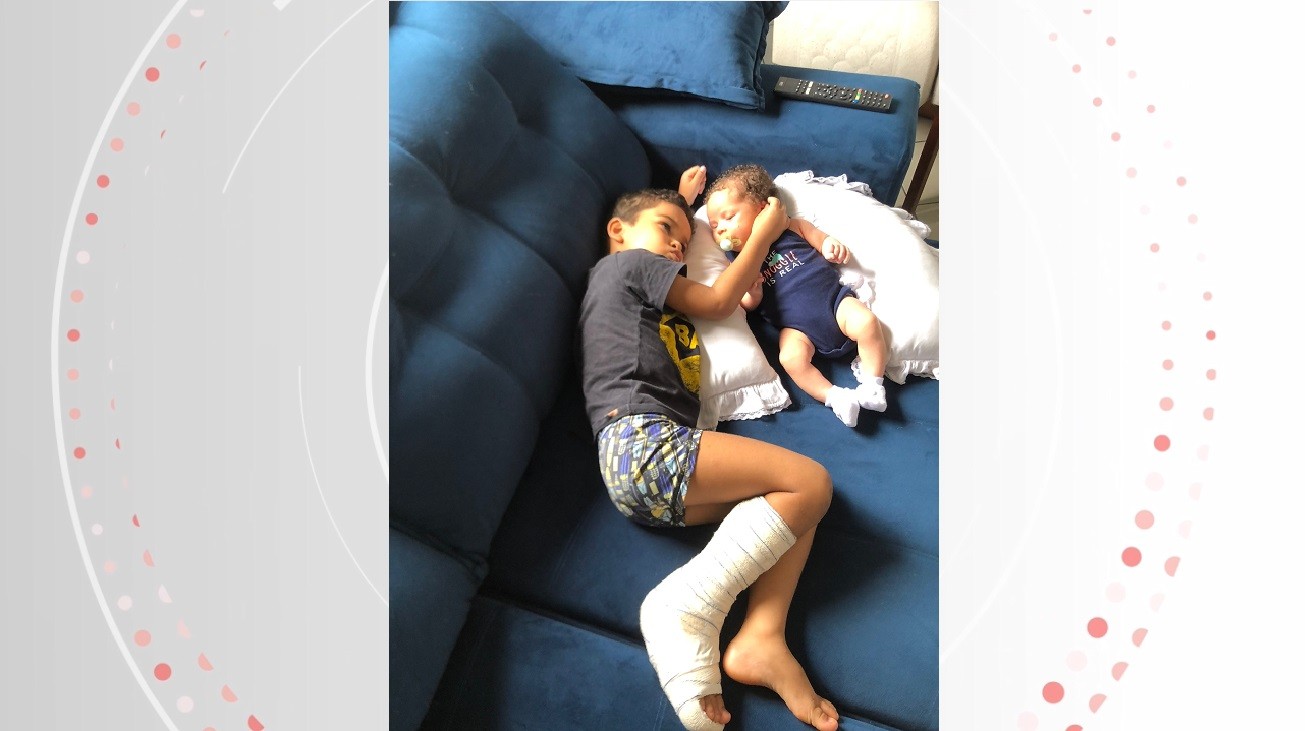 'Só ficava imaginando ele sem o pé', diz mãe de criança que teve o pé preso em escada rolante de shopping no ES