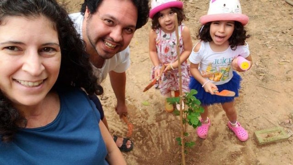 Mariana com a família na chácara em Mairinque, imóvel comprado para o lazer dos fins de semana — Foto: ARQUIVO PESSOAL