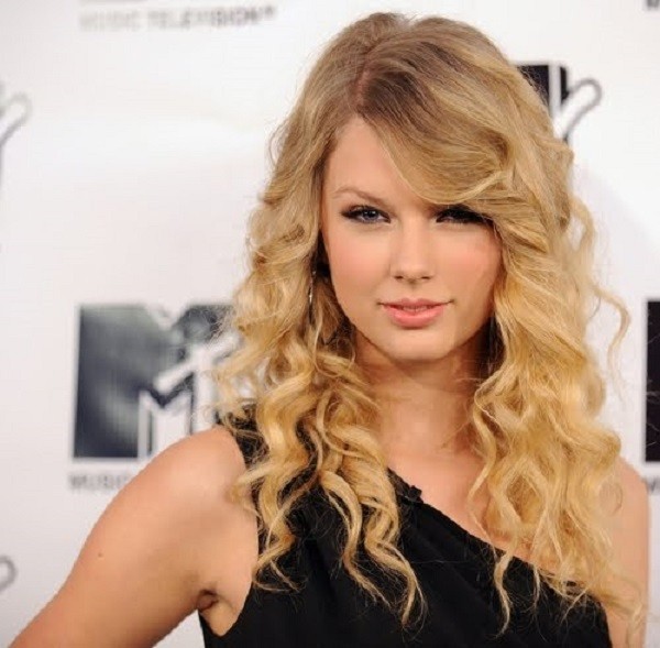 Taylor Swift usa franja cacheada lateral  (Foto: Divulgação )