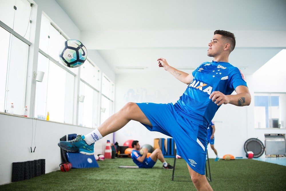 Com contrato rescindido, meia não joga mais pelo Cruzeiro