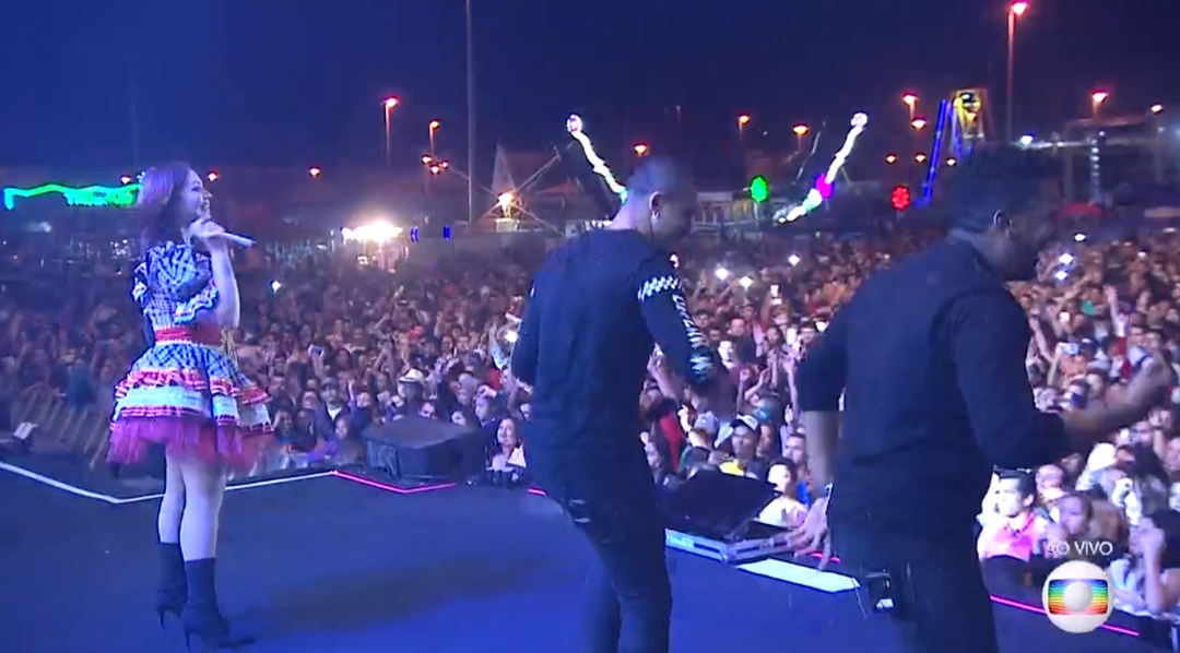 Solange Almeida no palco do Maior São João do Cerrado, em Ceilândia