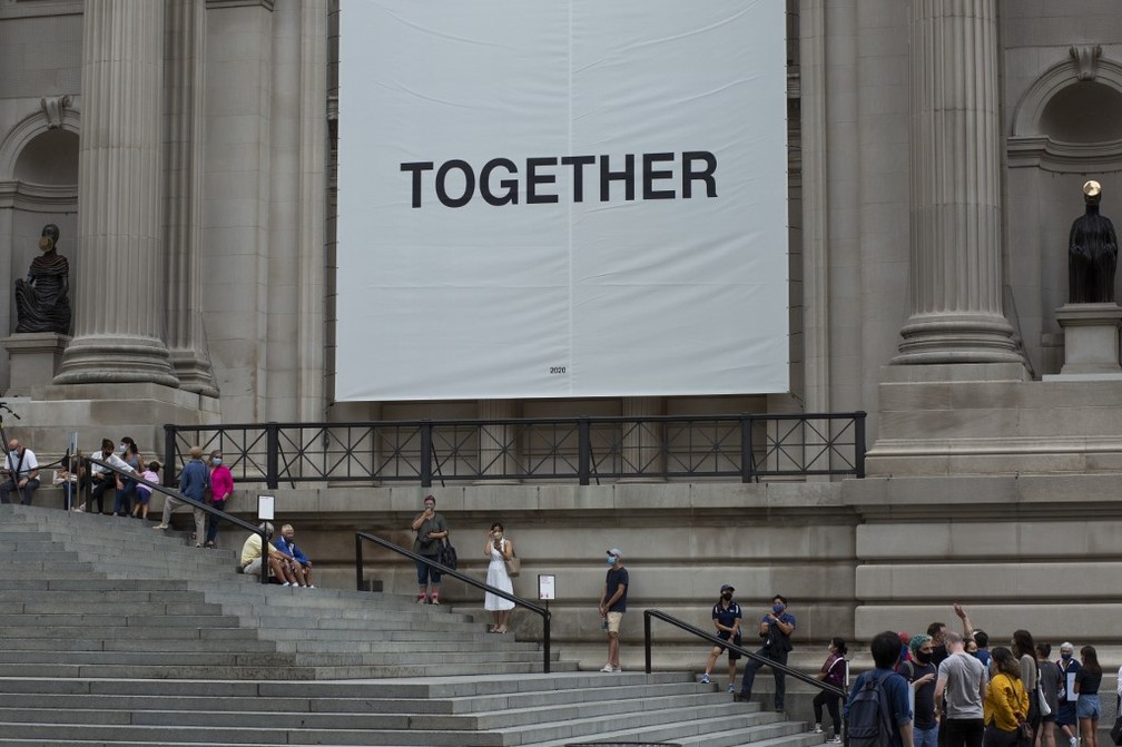 'Juntos', diz cartaz colocado em frente ao Metropolitan Museum em Nova York neste sábado (29) — Foto: Kena Betancur/AFP