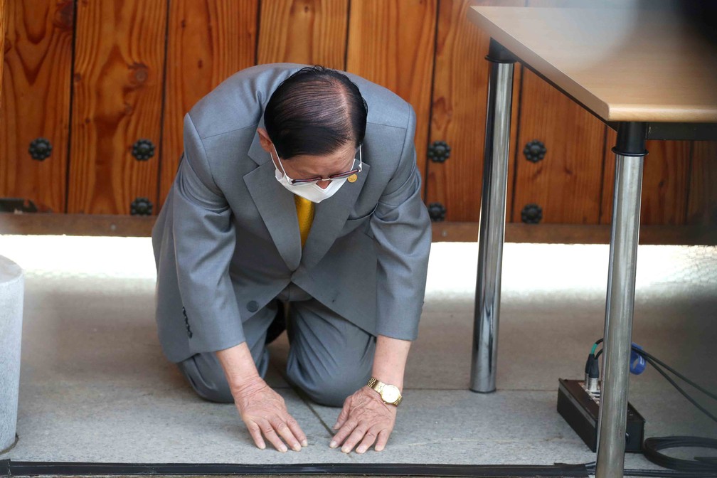 Líder religioso Lee Man-hee, fundador da seita da Igreja Shincheonji, se ajoelha em público na segunda-feira (2) — Foto: Pool/AFP