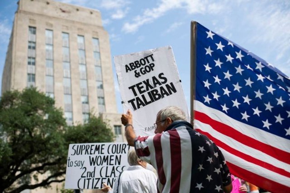 Manifestantes pró-aborto do lado de fora da prefeitura em Houston, Texas, em 14 de maio de 2022 — Foto: BBC