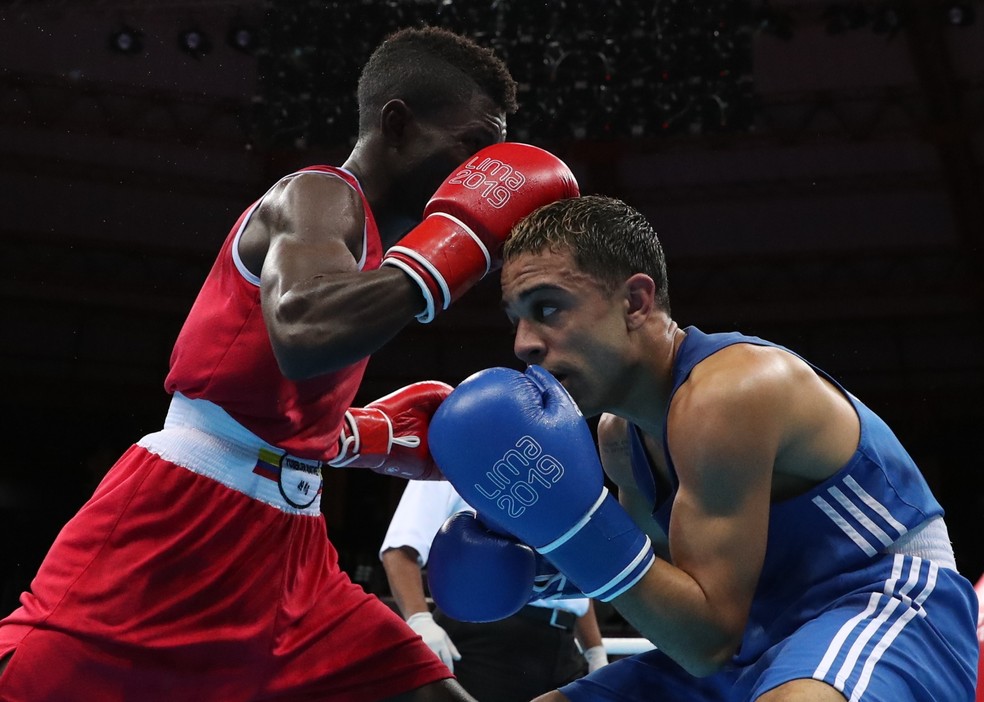 Oscar Collazo (de azul) venceu o colombiano Yuberjen Herney Rivas Martinez na final da categoria 49kg — Foto: Ivan Alvarado/Reuters