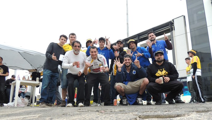 Torcida do Criciúma se confraterniza com cruzeirenses antes do jogo