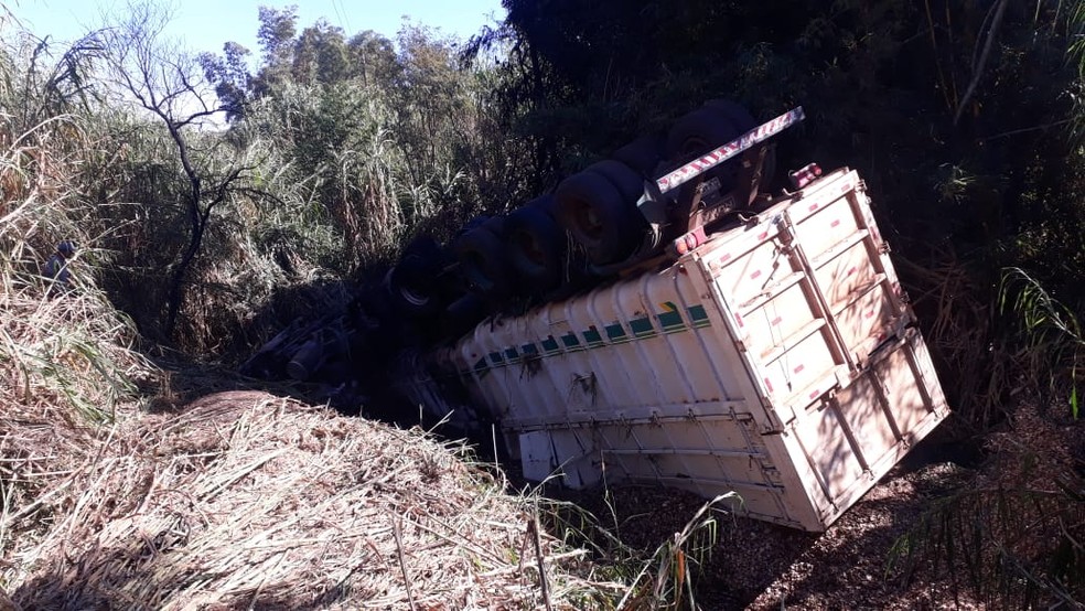 Veículo ficou virado no acostamento da rodovia em Ipaussu (SP) (Foto: Romeu Neto/TV TEM)