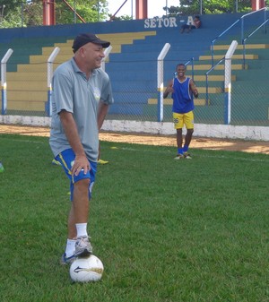 Técnico do Interporto, Carlos Magno, observa treino do elenco para as semifinais (Foto: Vilma Nascimento/GloboEsporte.com)