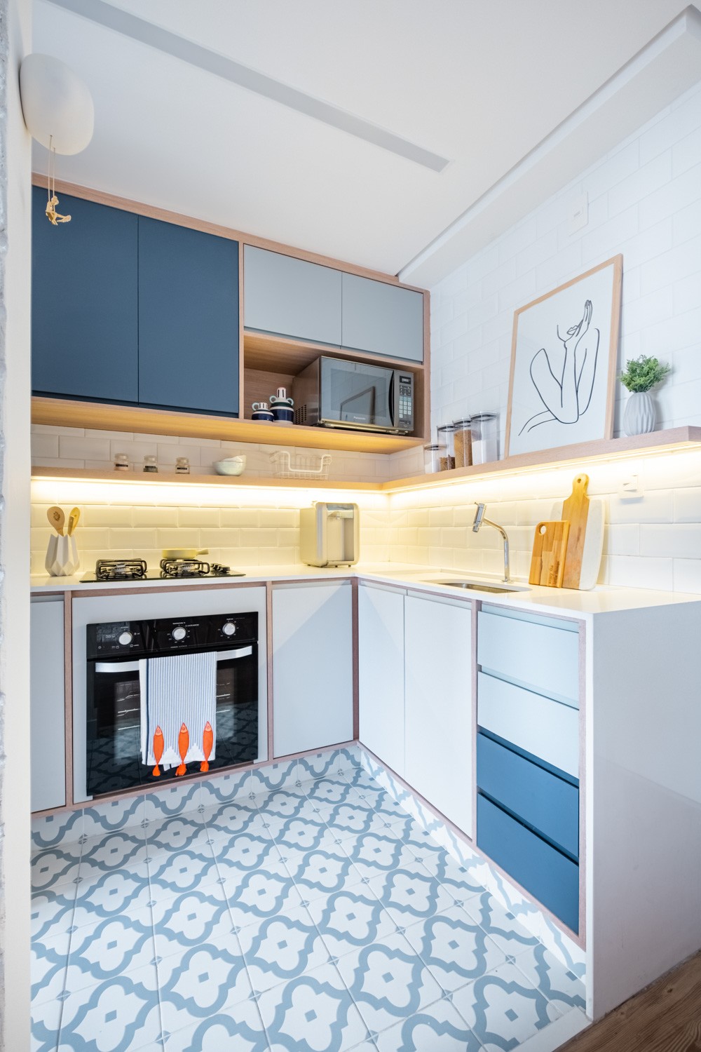 COZINHA | O diferencial da cozinha é o uso do MDF colorido em três tons de azul. O piso da Colormix também marca a cor (Foto: Divulgação / Nathalie Artaxo)