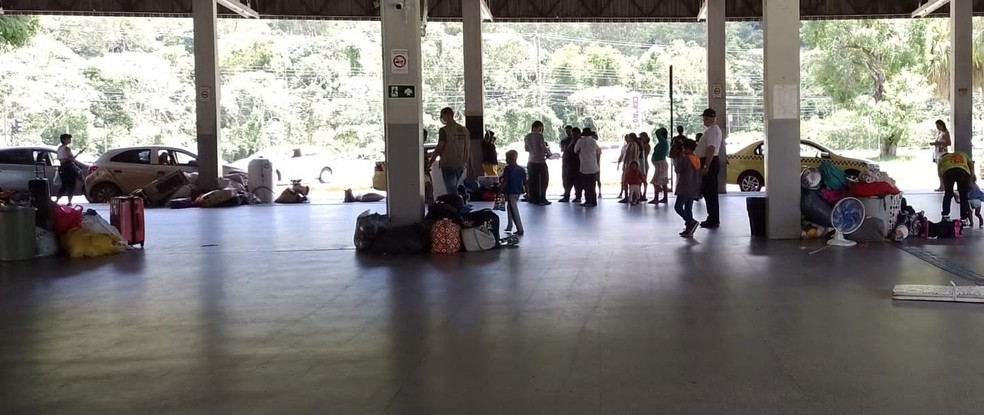 Imigrantes venezuelanos desembarcam e buscam abrigo na rodoviária de Juiz de Fora — Foto: AMD Estações de Telecomunicações e Tráfego Aéreo/Divulgação