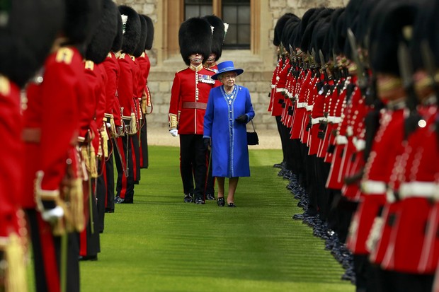 Rainha Elizabeth II com a guarda do Castelo de Windsor em 2015 (Foto: Getty Images)