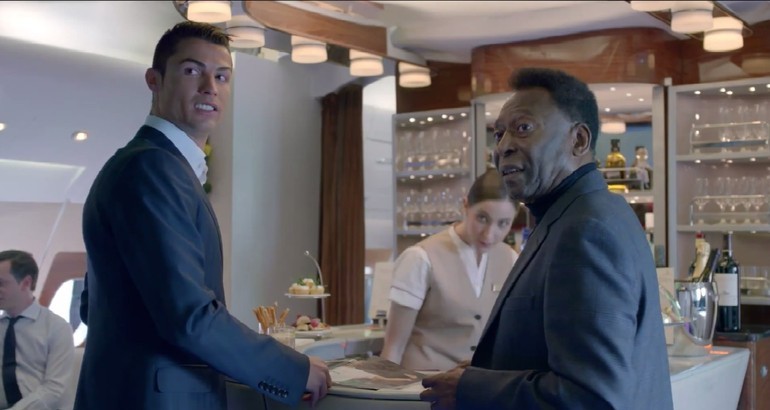 Pelé e Cristiano Ronaldo no comercial da Emirates (Foto: Reprodução)