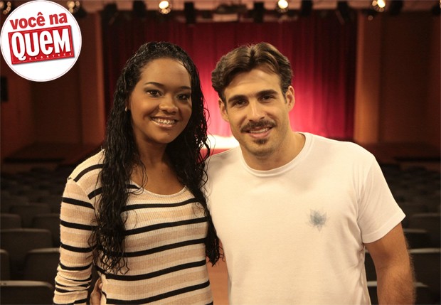 Andrezza Matos e Raoni Carneiro (Fortaleza – CE): “Essa foto foi tirada no Teatro Celina Querioz quando Raoni Carneiro estava em cartaz com a peça ‘Maratona em Nova York’. Falei com ele para tirar uma foto e ele foi ótimo, muito simpático” (Foto: Reprodução)