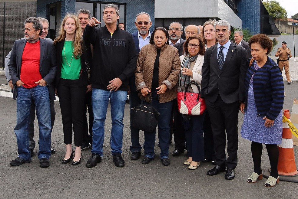 Senadores visitam o ex-presidente Lula na Polícia Federal em Curitiba (Foto: Giuliano Gomes/PR Press)