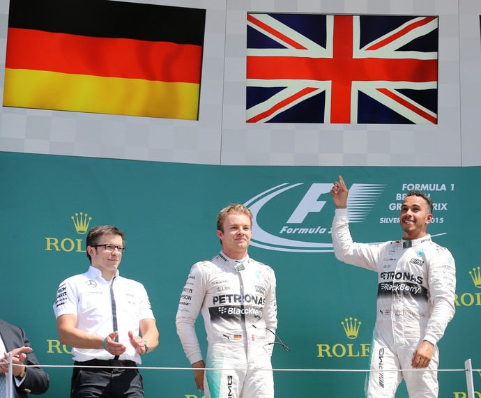 Lewis Hamilton, Nico Rosberg e Sebastian Vettel no pódio do GP da Inglaterra (Foto: Reuters)