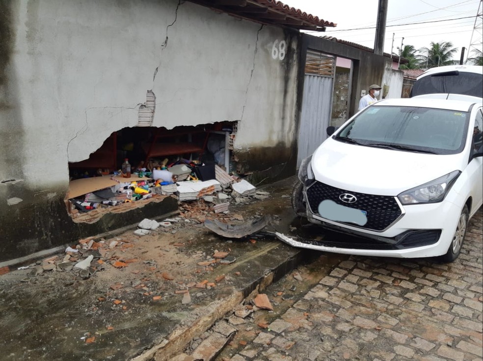 Bandidos bateram o carro em uma casa durante perseguiÃ§Ã£o da PRF na Grande Natal â€” Foto: PRF/DivulgaÃ§Ã£o